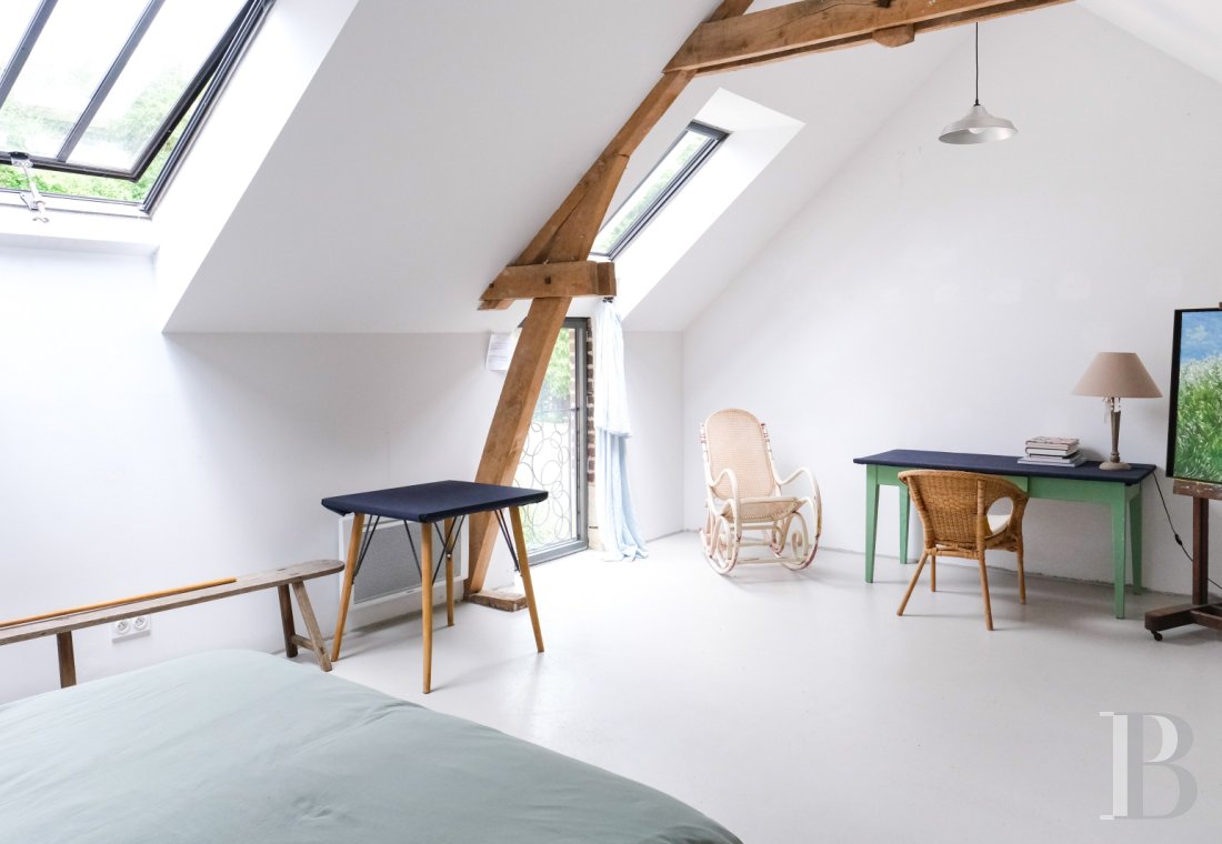 A artists' house with a cluster of small houses on the way to Le Mans - photo  n°27